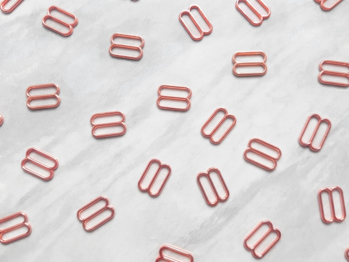 Zaczepy metalowe w kolorze rose gold o szerokości 12 mm