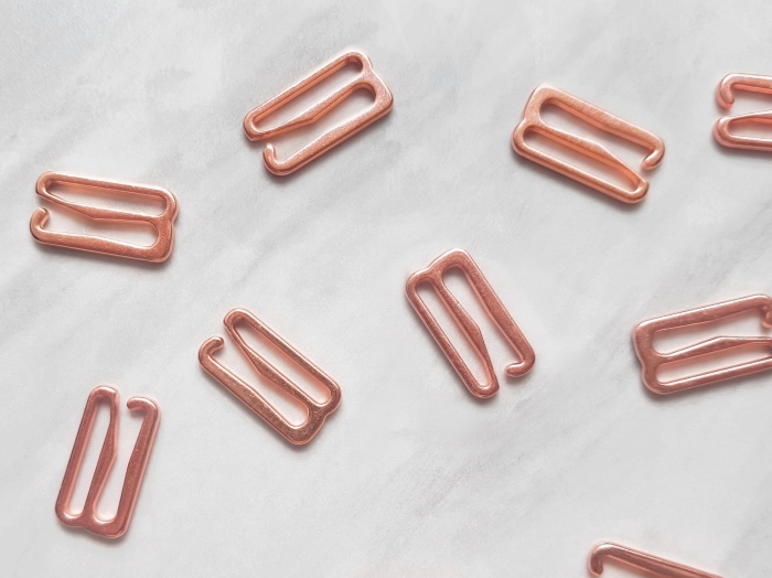 Szerokie zaczepy metalowe w kolorze rose gold 18 mm